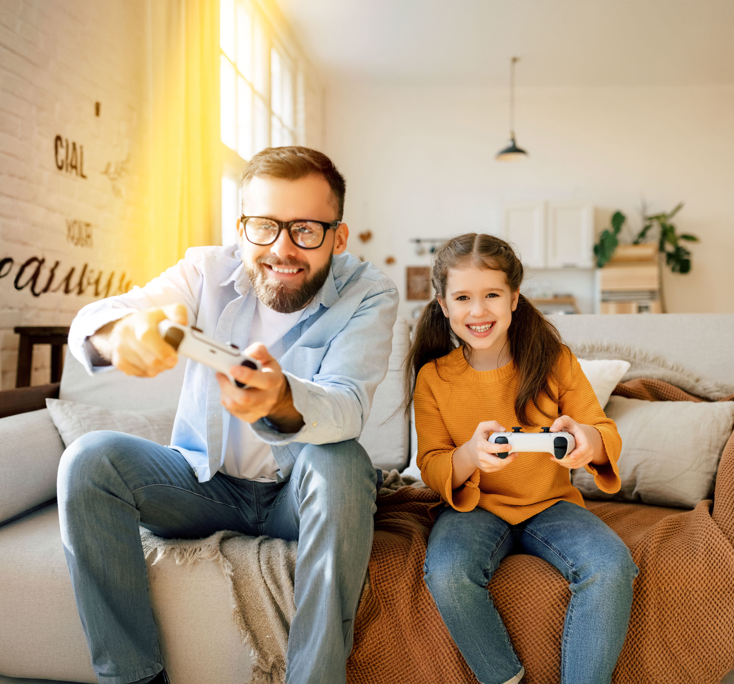 Frau sitzt an Schreibtisch mit Laptop