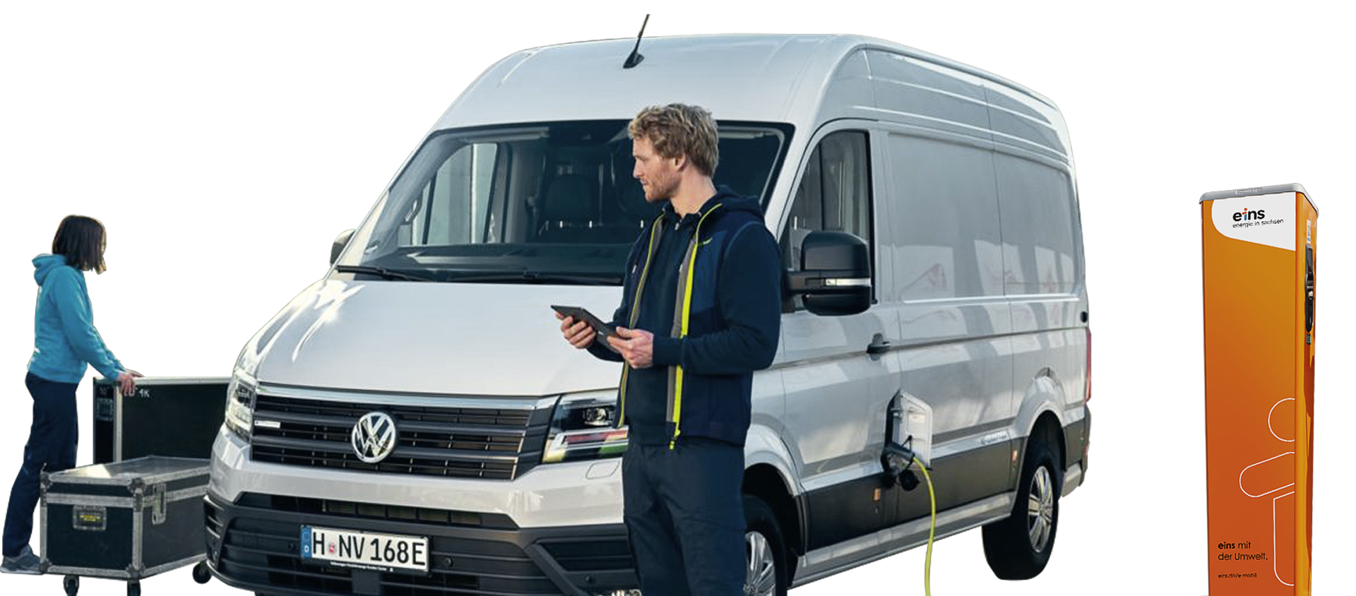 Ein E-Auto an einem Geschäftshaus lädt an einer eins-Ladesäule