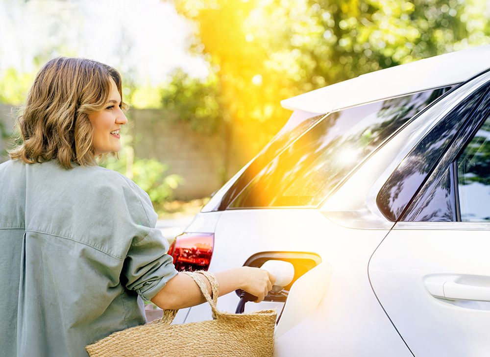 Frau räumt Kofferraum aus