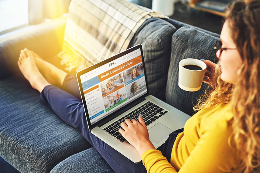 Stromzähler ist zusehen und eine Hand zeigt auf die Abnahme.