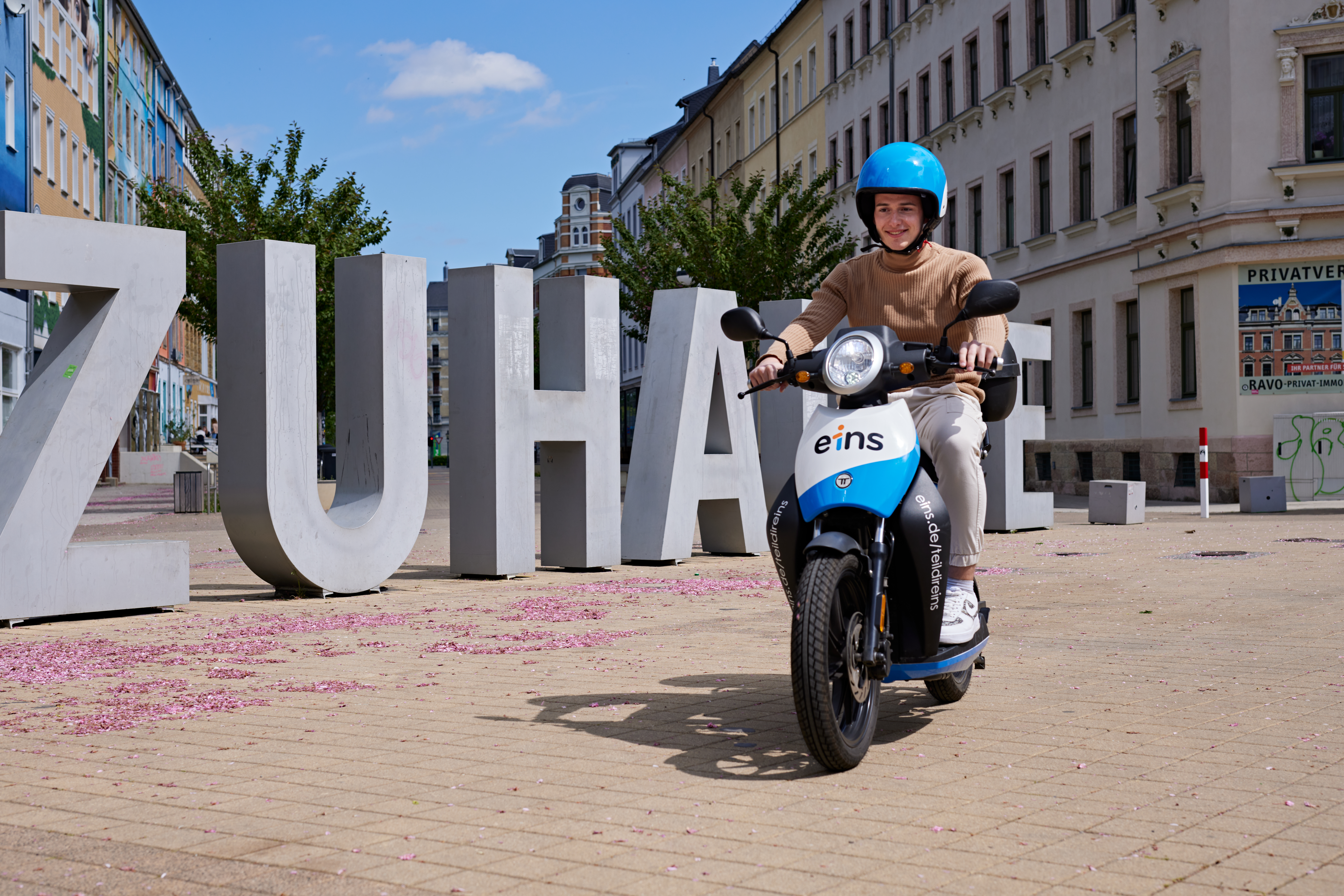 junger Mann fährt eins E-Roller