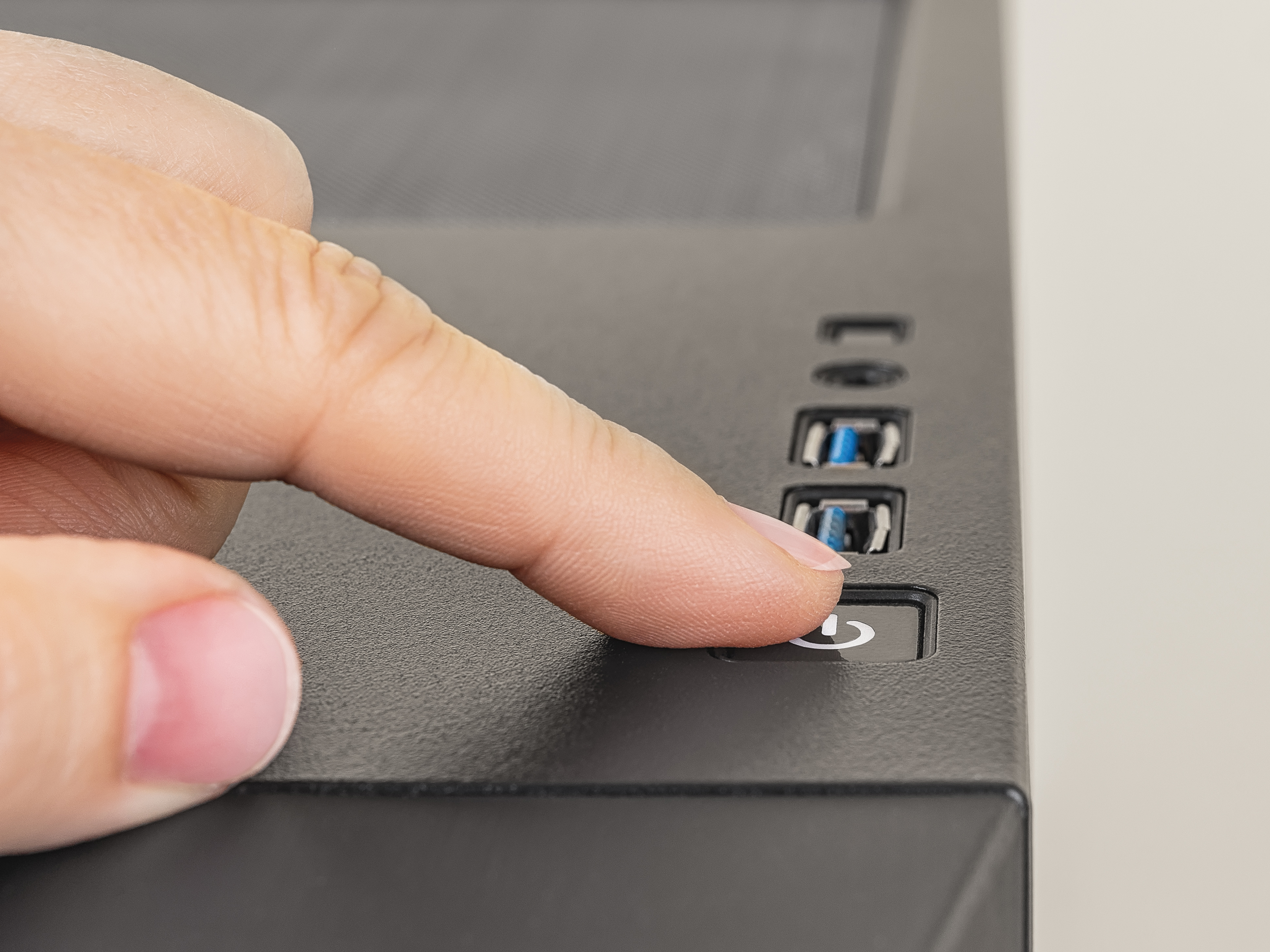 Hand schaltet PC aus