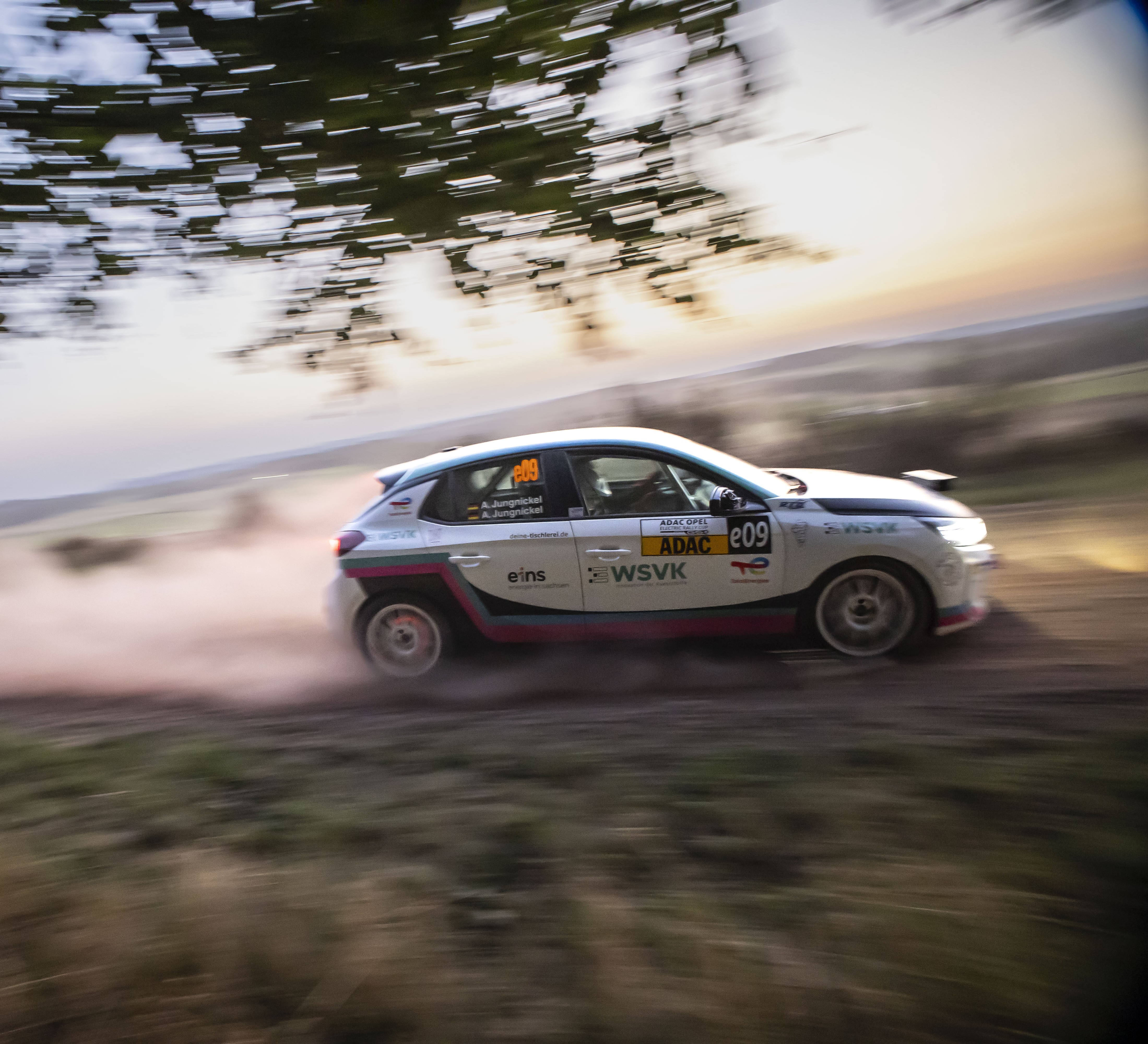 Rallye-Auto in voller Fahrt.