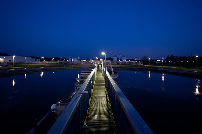 Kläranlage bei Nacht