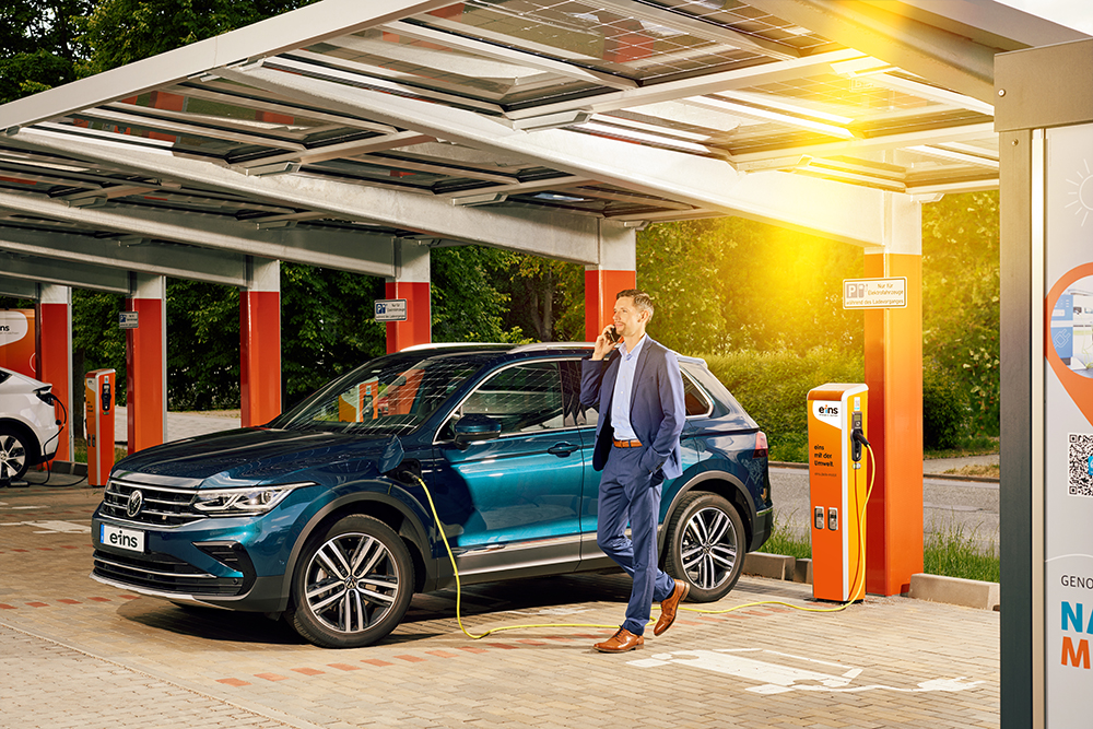 Mann vor Ladestation