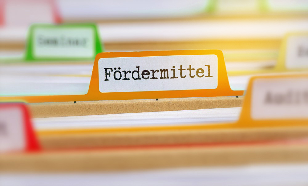 Dateiordner mit der Aufschrift "Finanzierung" - Fördermittel