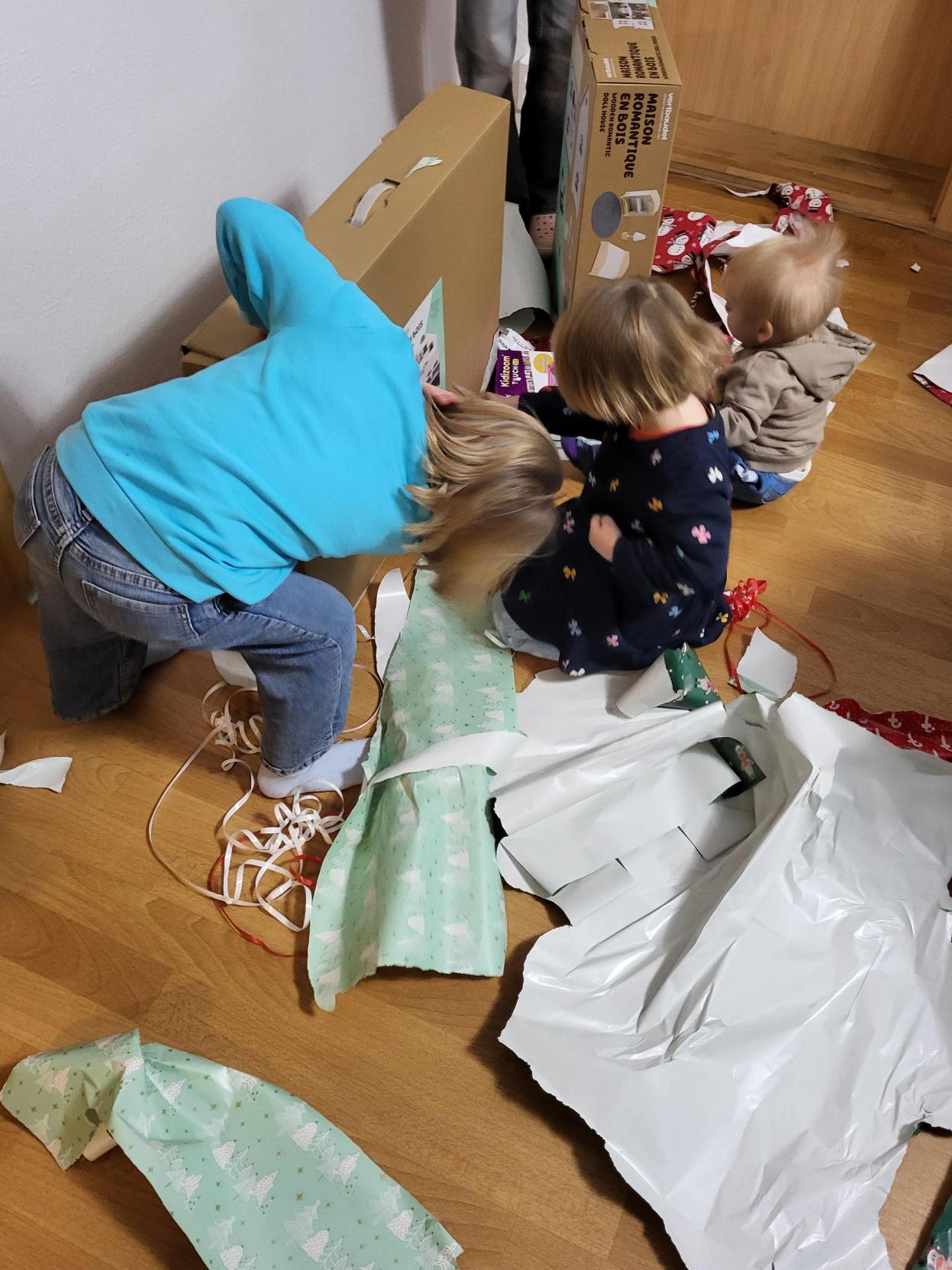 Auf dem Foto ist eine Familie zu sehen, die wir bei unserer Aktion eins in Familie beschenkt haben. 