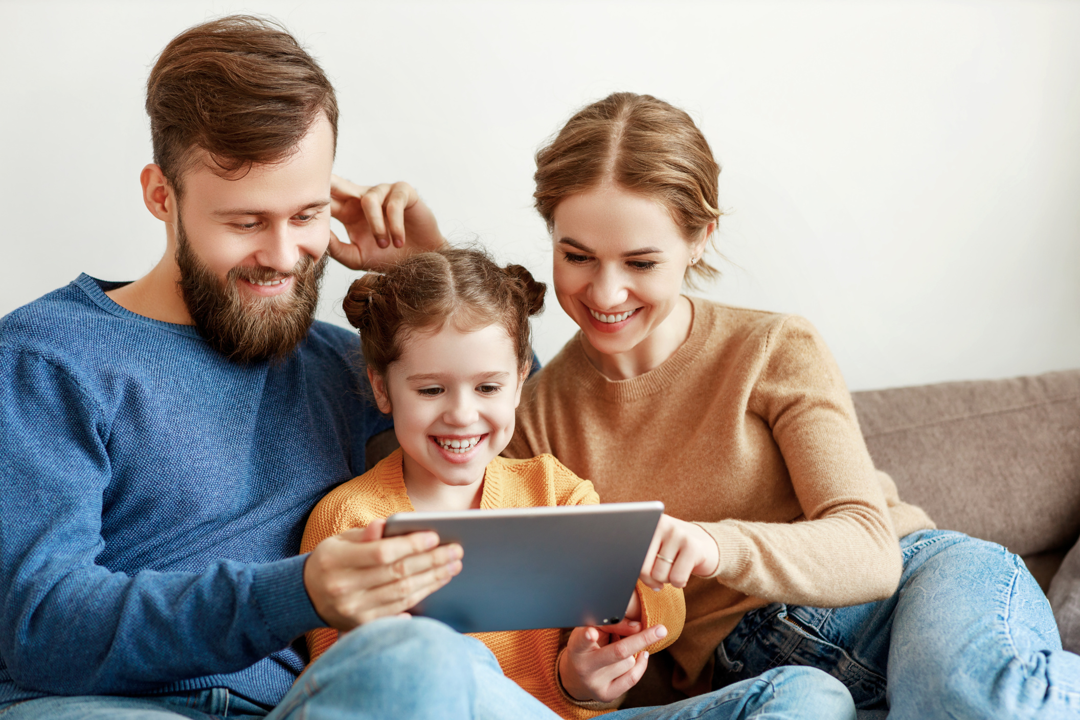 Familie mit Tablet