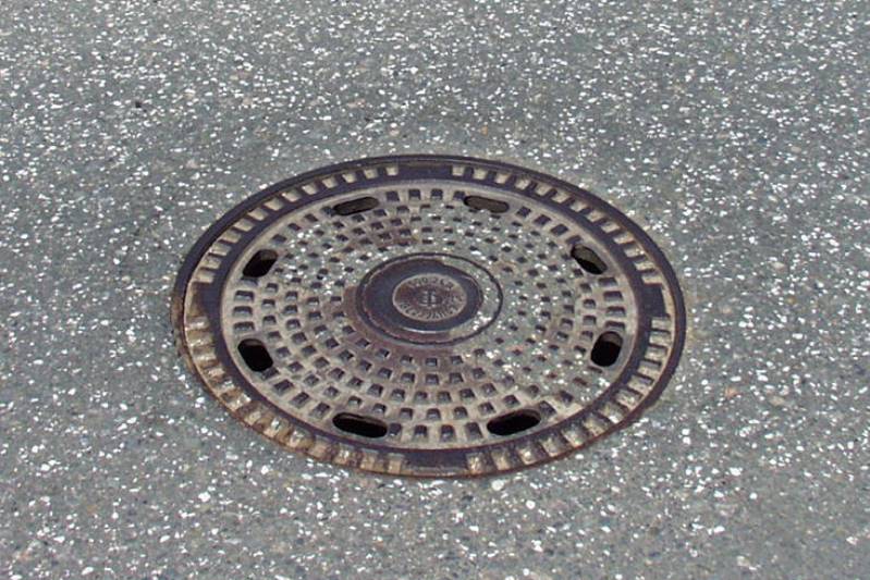 Abwasserdeckel auf Straße