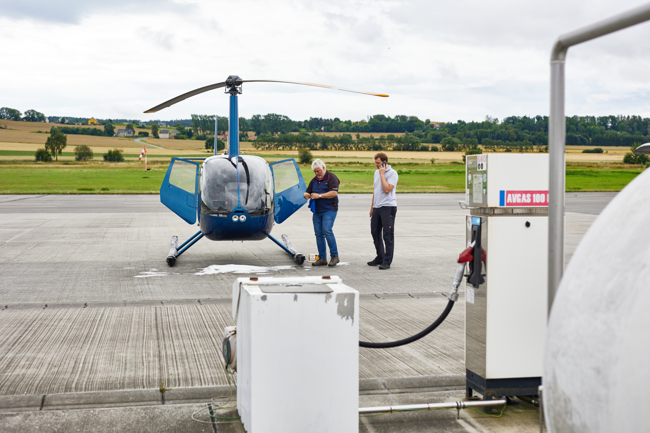 Helikopter am Flughafen mit Piloten