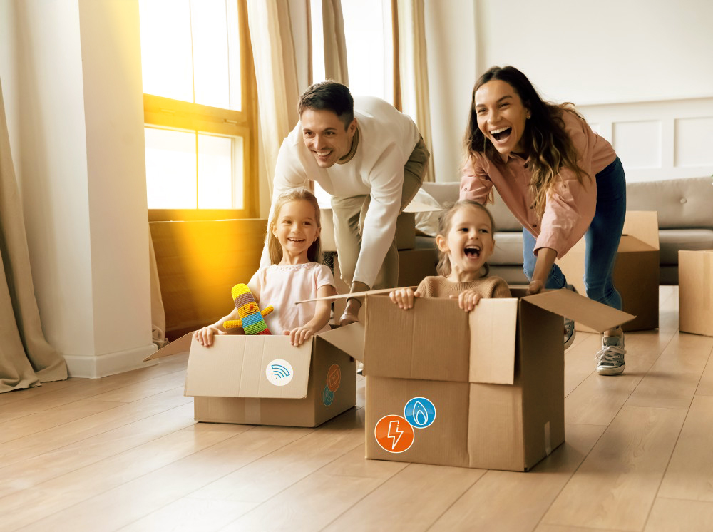 Familie mit Umzugskartons im Wohnzimmer