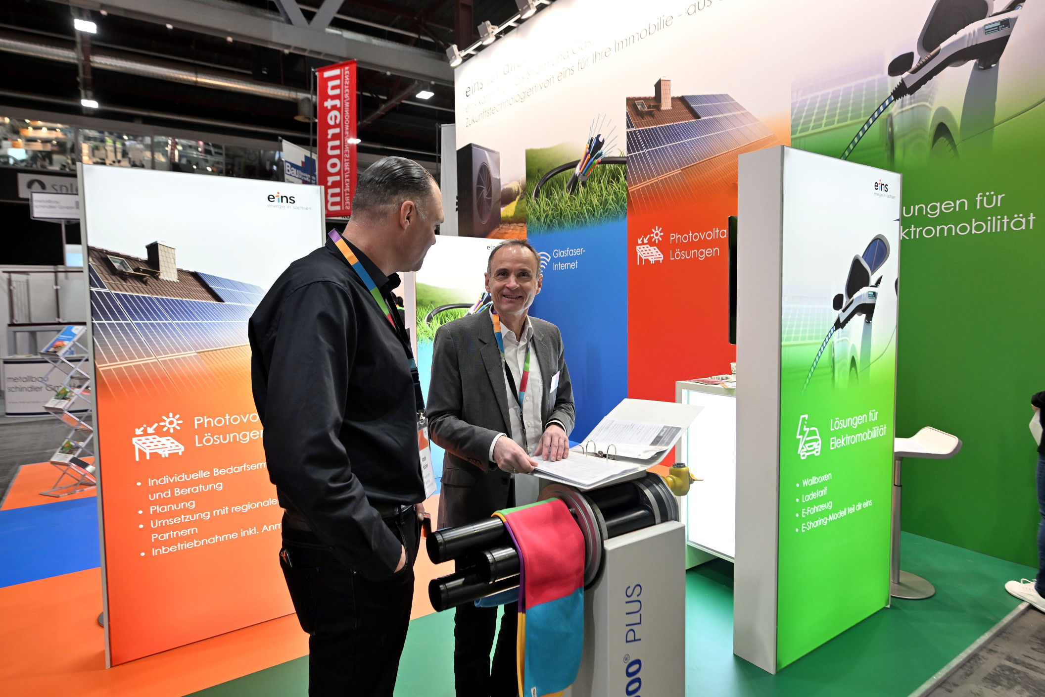 Beratung am Messestand von eins