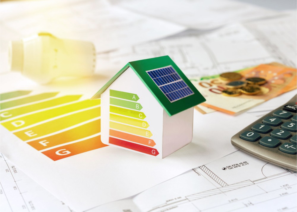 Energieberatung mit Bauplänen, Rechner, Geld und Thermostat - Beantragung von Fördermitteln zur energetischen Sanierung einer Immobilie