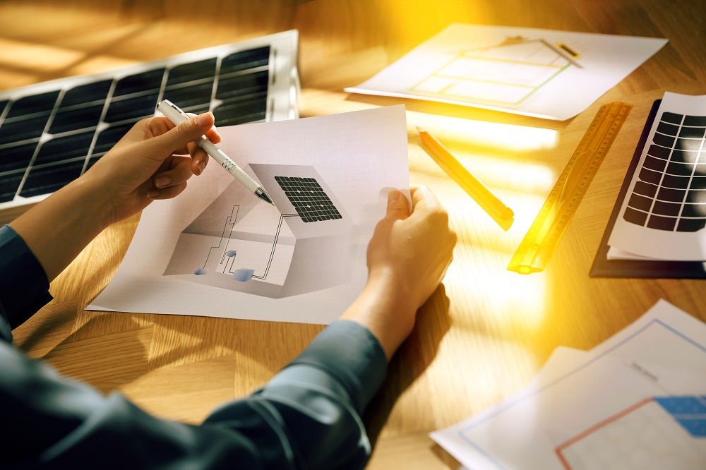 Planung mit mehreren Papieren einer Solaranlage am Tisch