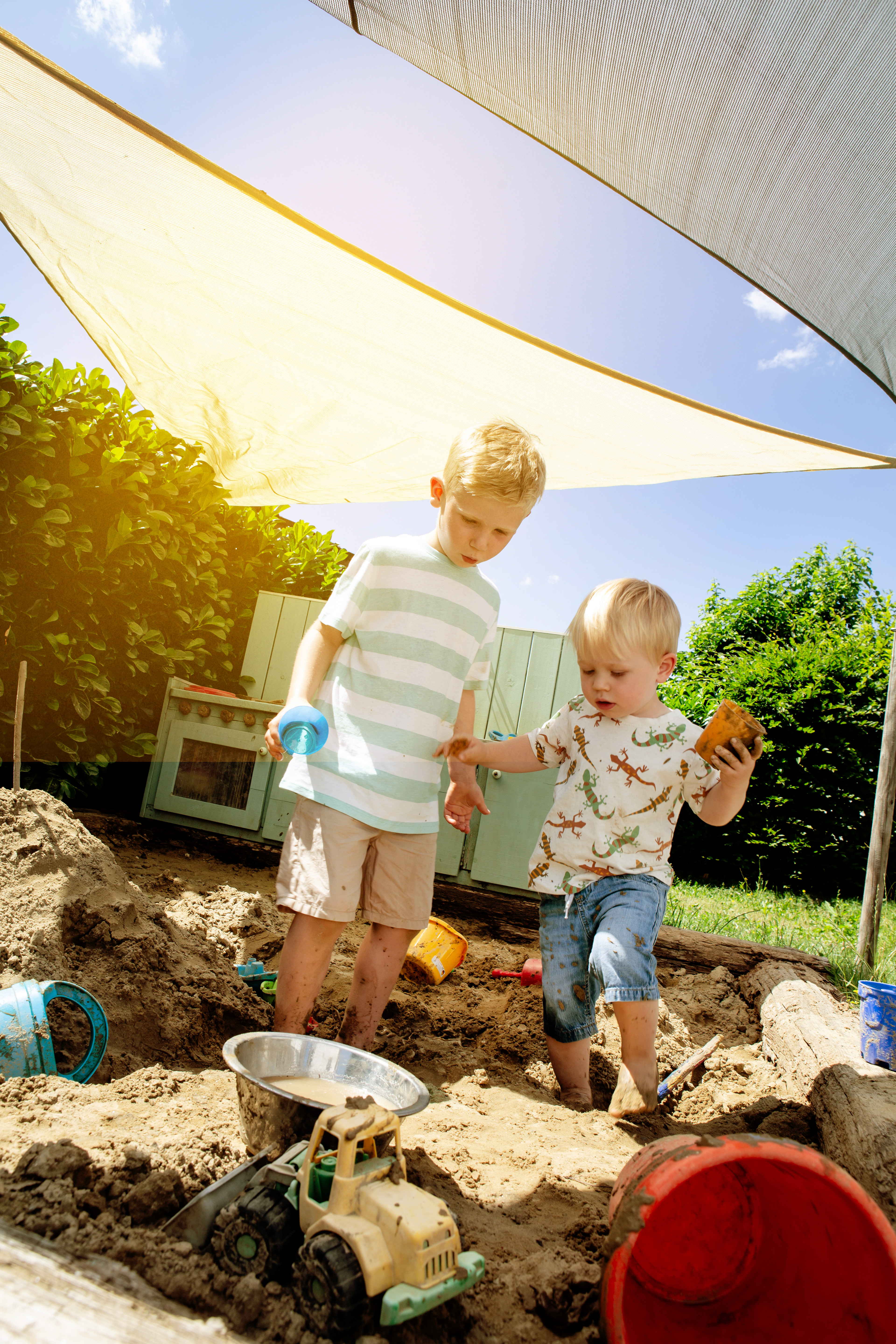 Kinder spielen Fussball.