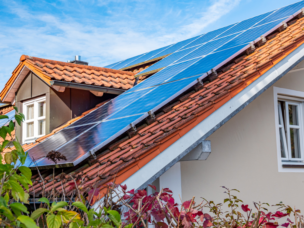 Einfamilienhaus mit PV-Anlage auf dem Dach