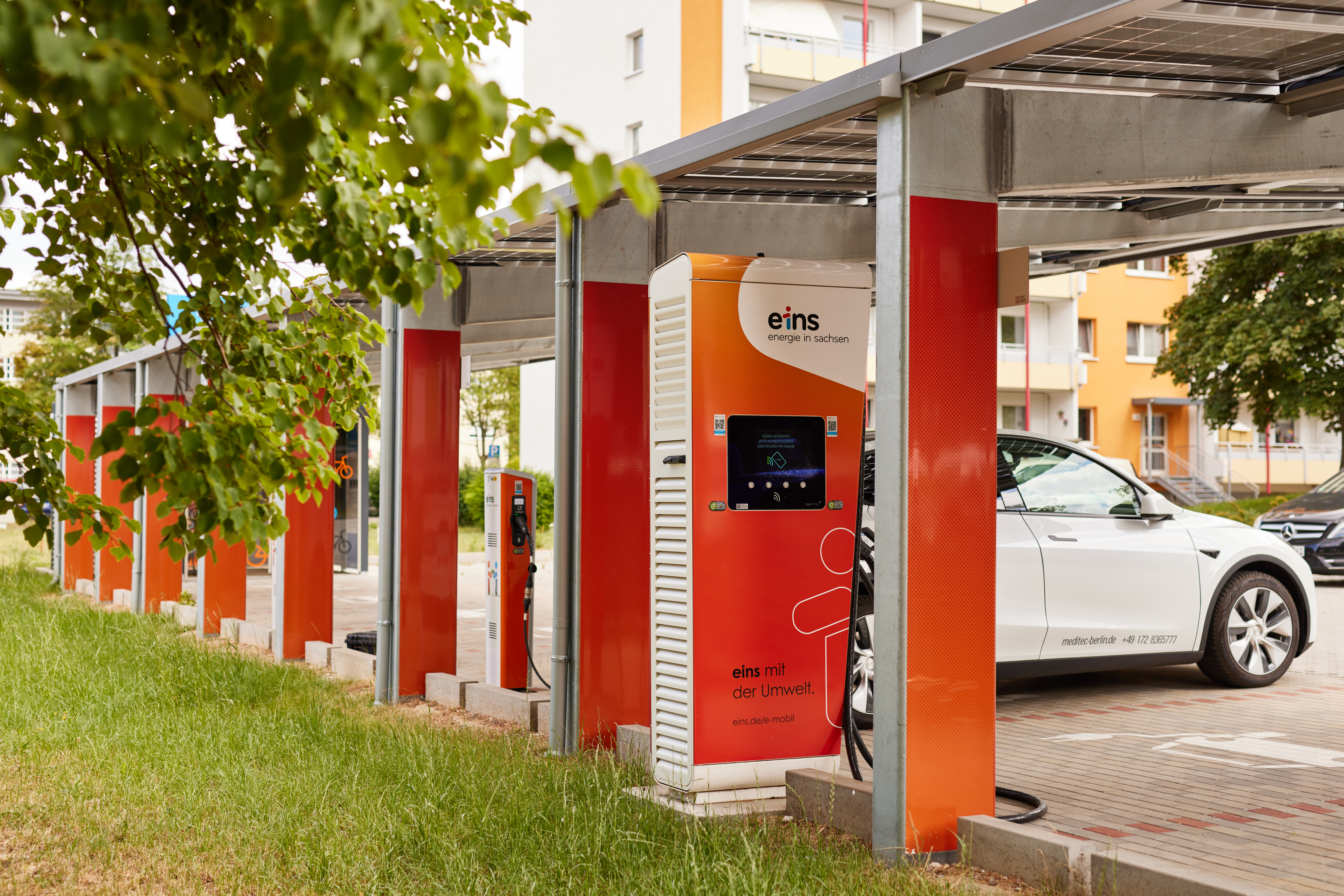 Unterwegs laden mit eins E-Mobil