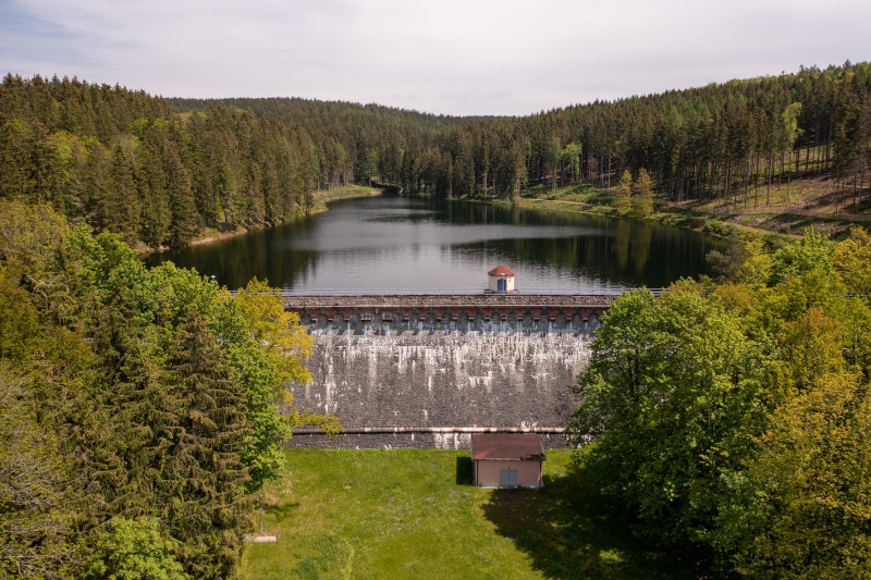 Talsperre Eibenstock mit Blick auf den Wald