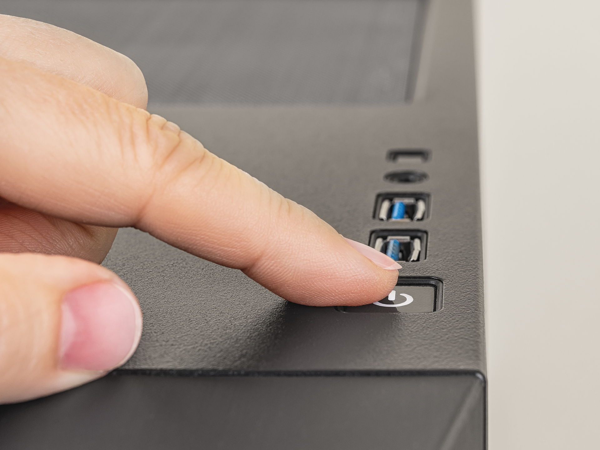 Hand schaltet PC ein
