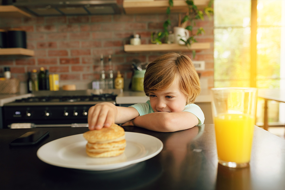 Kleiner Junge möchte Pancakes essen