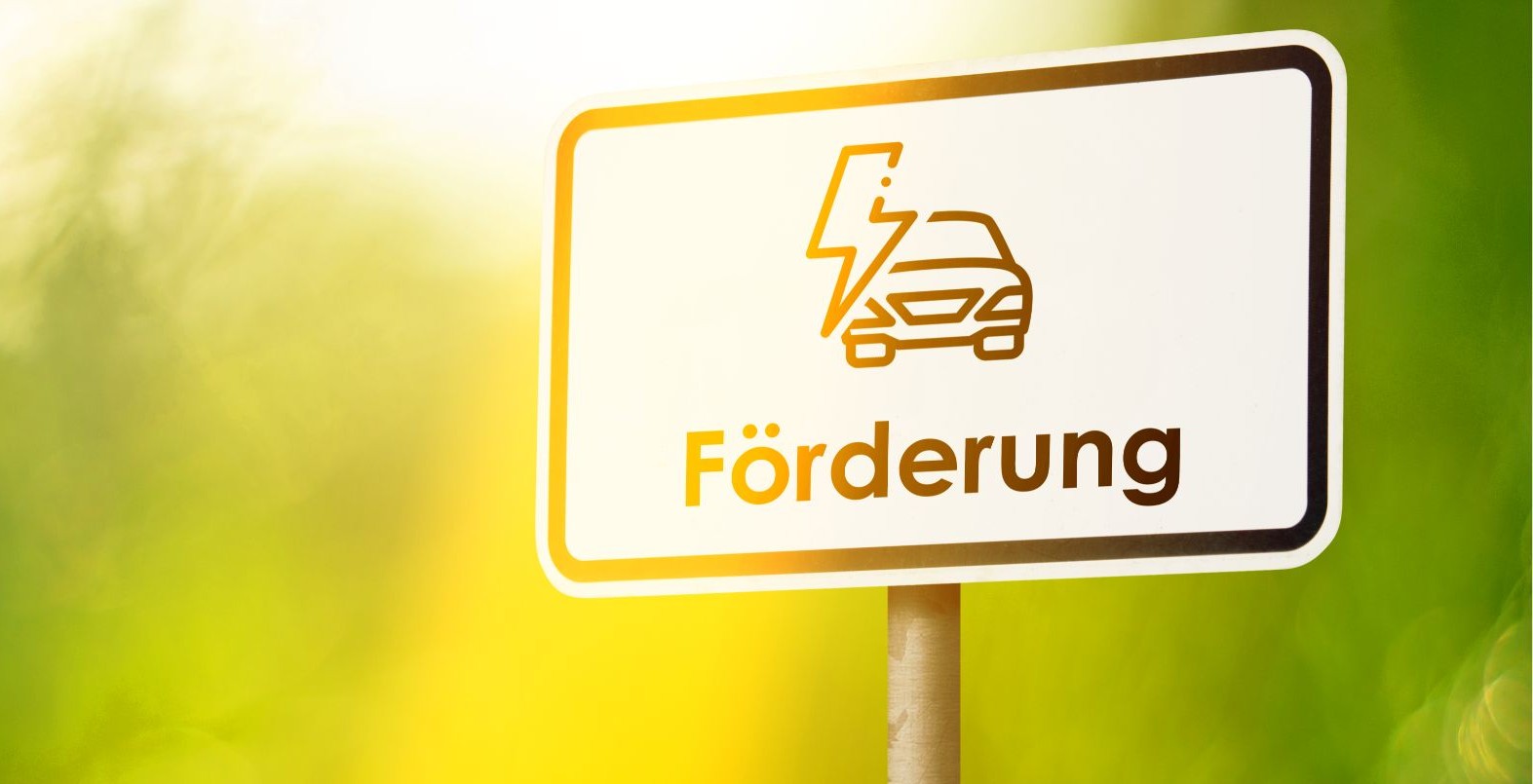 Ein Schild auf dem Förderungen Elektromobilität steht