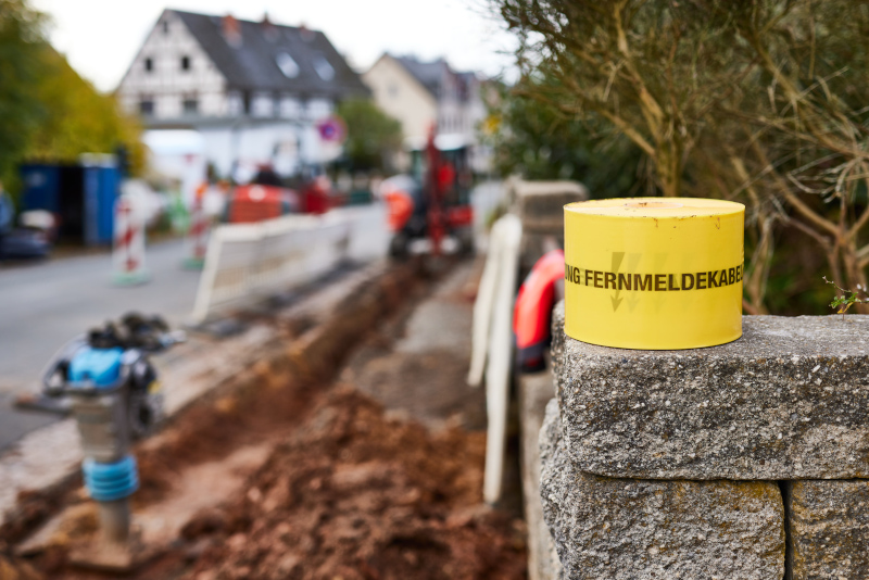 Warnbanner Fernmeldekabel vor Baustelle