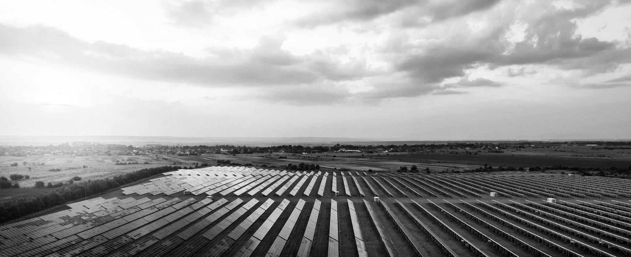 Großes Gelände mit Photovoltaikanlage