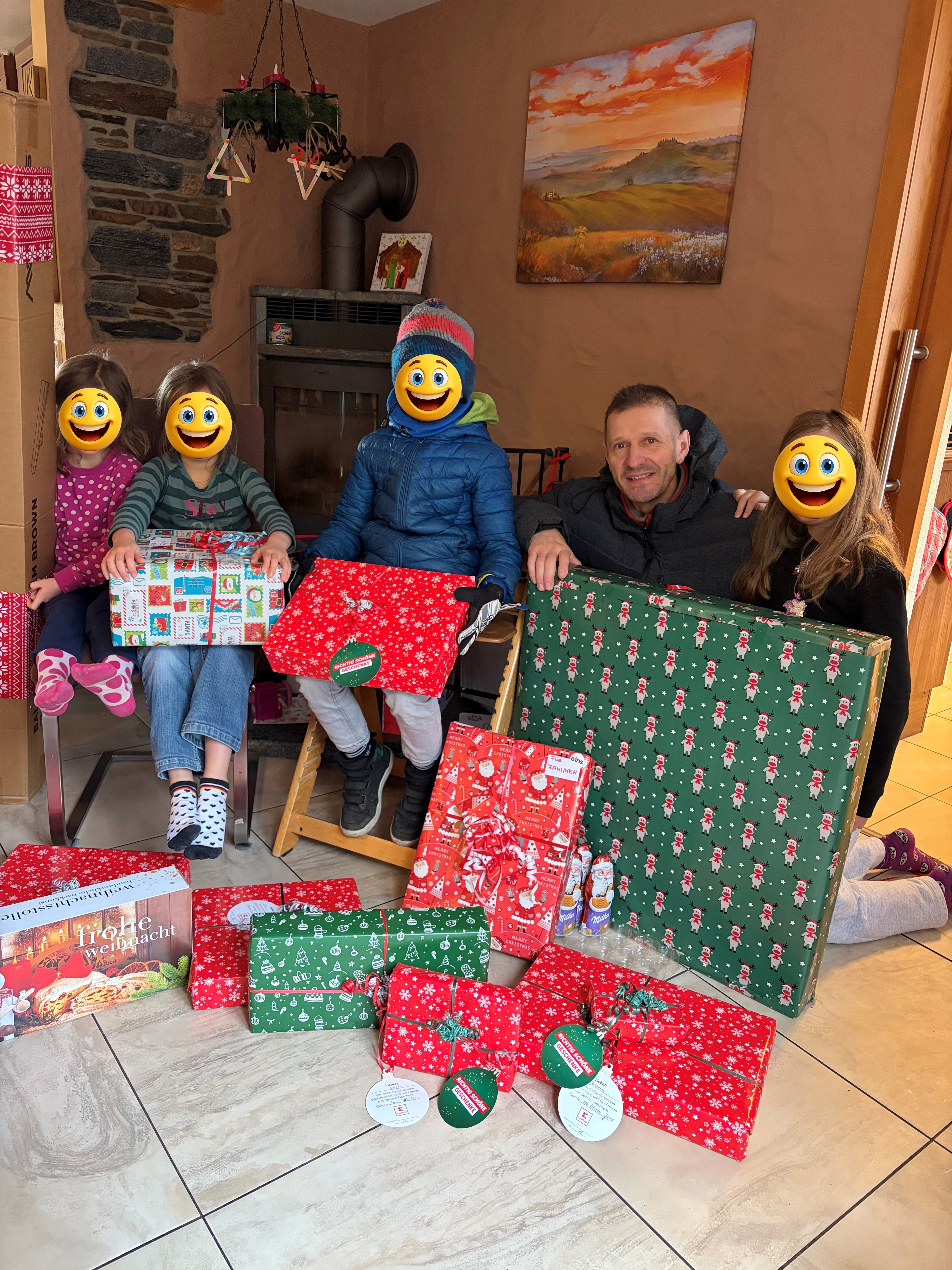 Eine Dame mit verschiedenen eins-Geschenkartikeln die sich sehr freut 