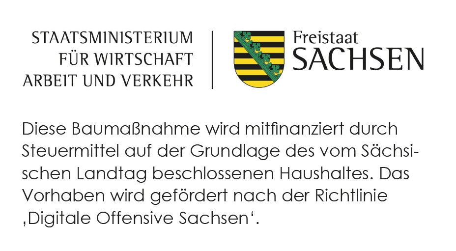 Wappen des Freistaats Sachsen mit Text: "Diese Maßnahem wird mitfinanziert mit Steuermitteln auf Grundlage des von den Abgeordneten des Sächsischen Landtags beschlossenen Haushaltes. Das Vorhaben wird gefördert nach der Richtlinie Digitale Offensive Sachsen."