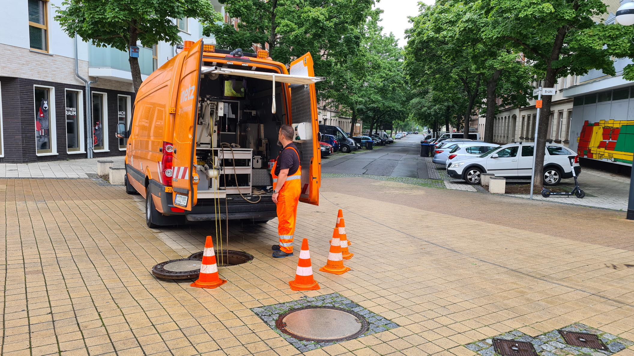 Absperrung Gullideckel für Kanalüberprüfung