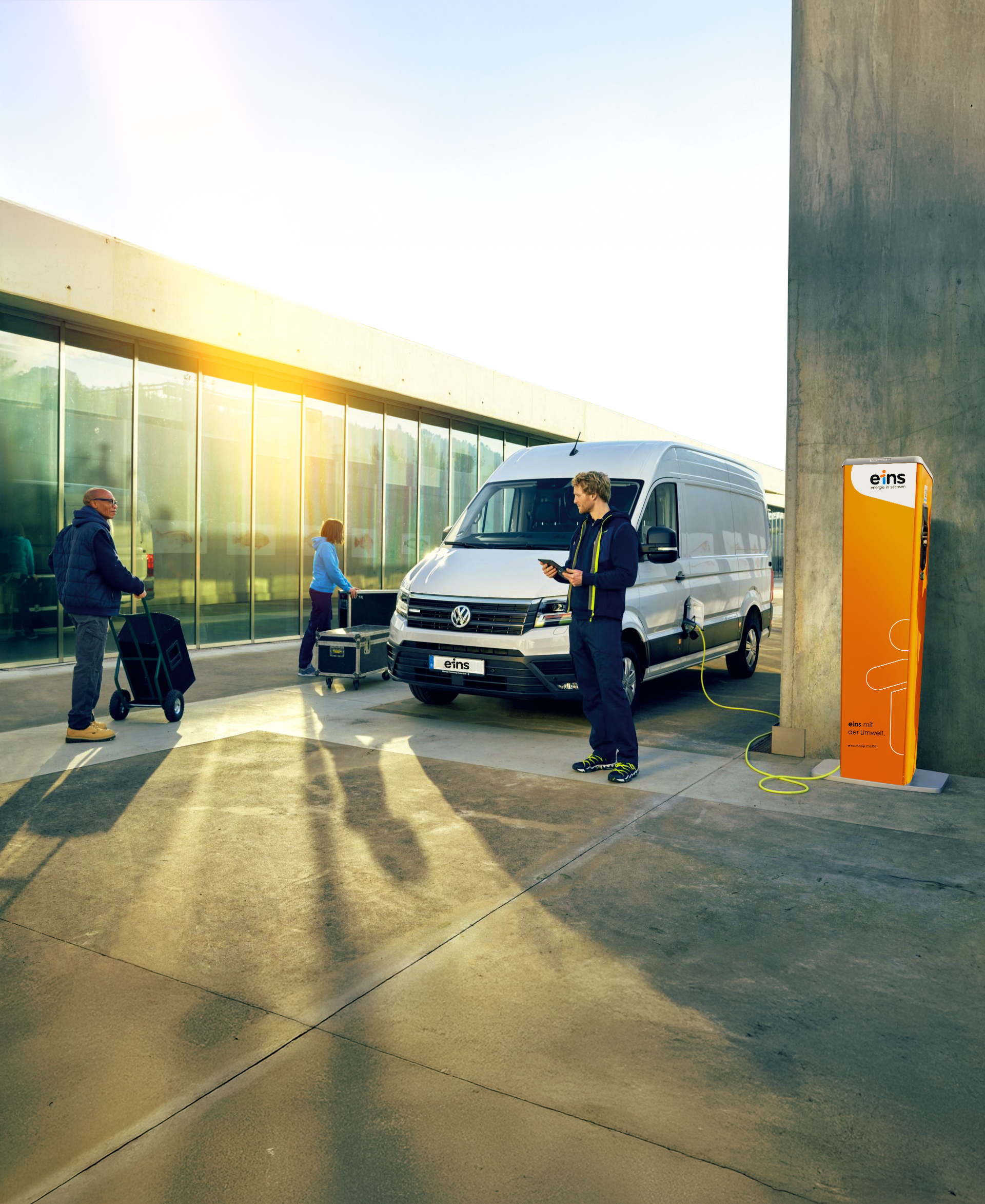 Ein E-Auto an einem Geschäftshaus lädt an einer eins-Ladesäule