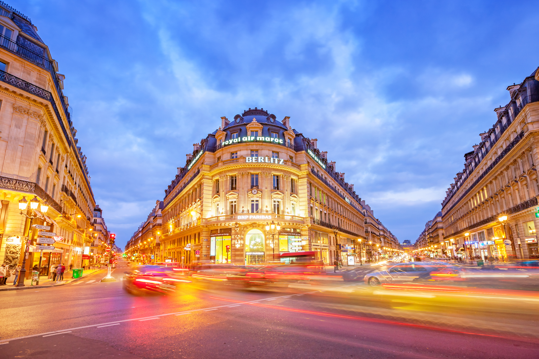 Place de l'Opéra in der Innenstadt von Paris Frankreich bei Nacht