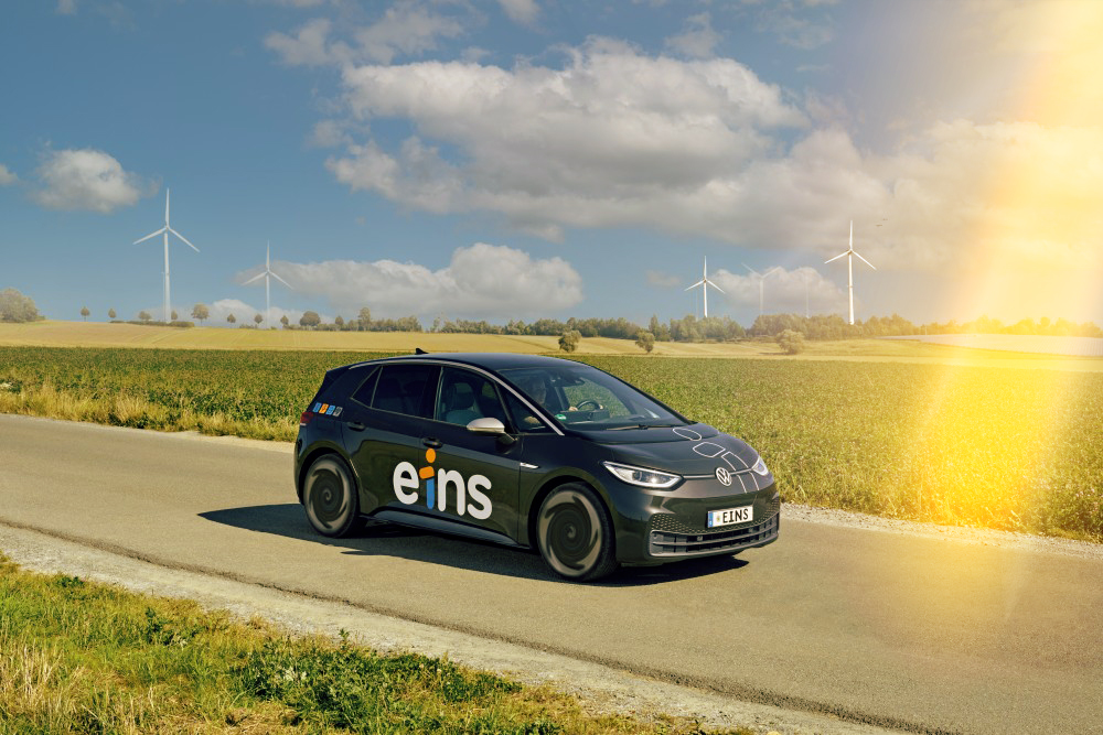 E-Mobilität Förderprogramme THG-Quote E-Auto fährt durch Landschaft