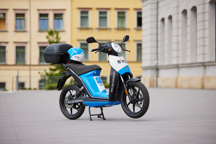 Eins E-Roller auf der Straße