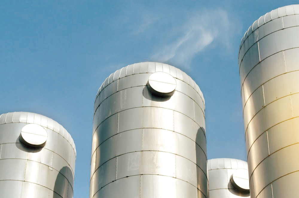 Technikerin erklärt Funktion einer Heizungsanlage