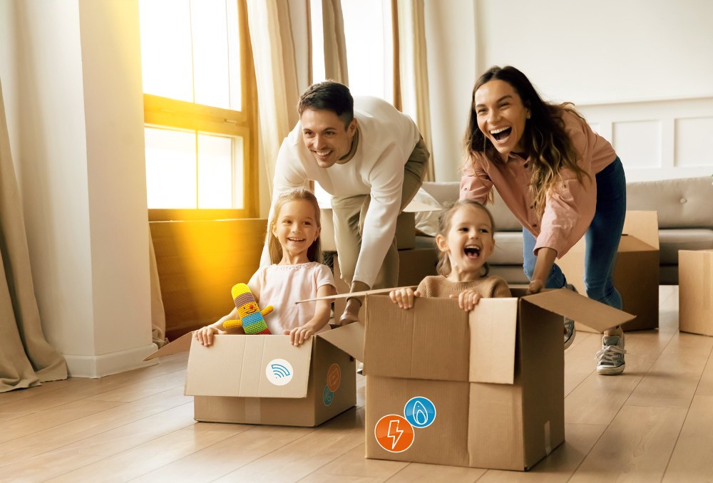 Familie mit Umzugskartons im Wohnzimmer