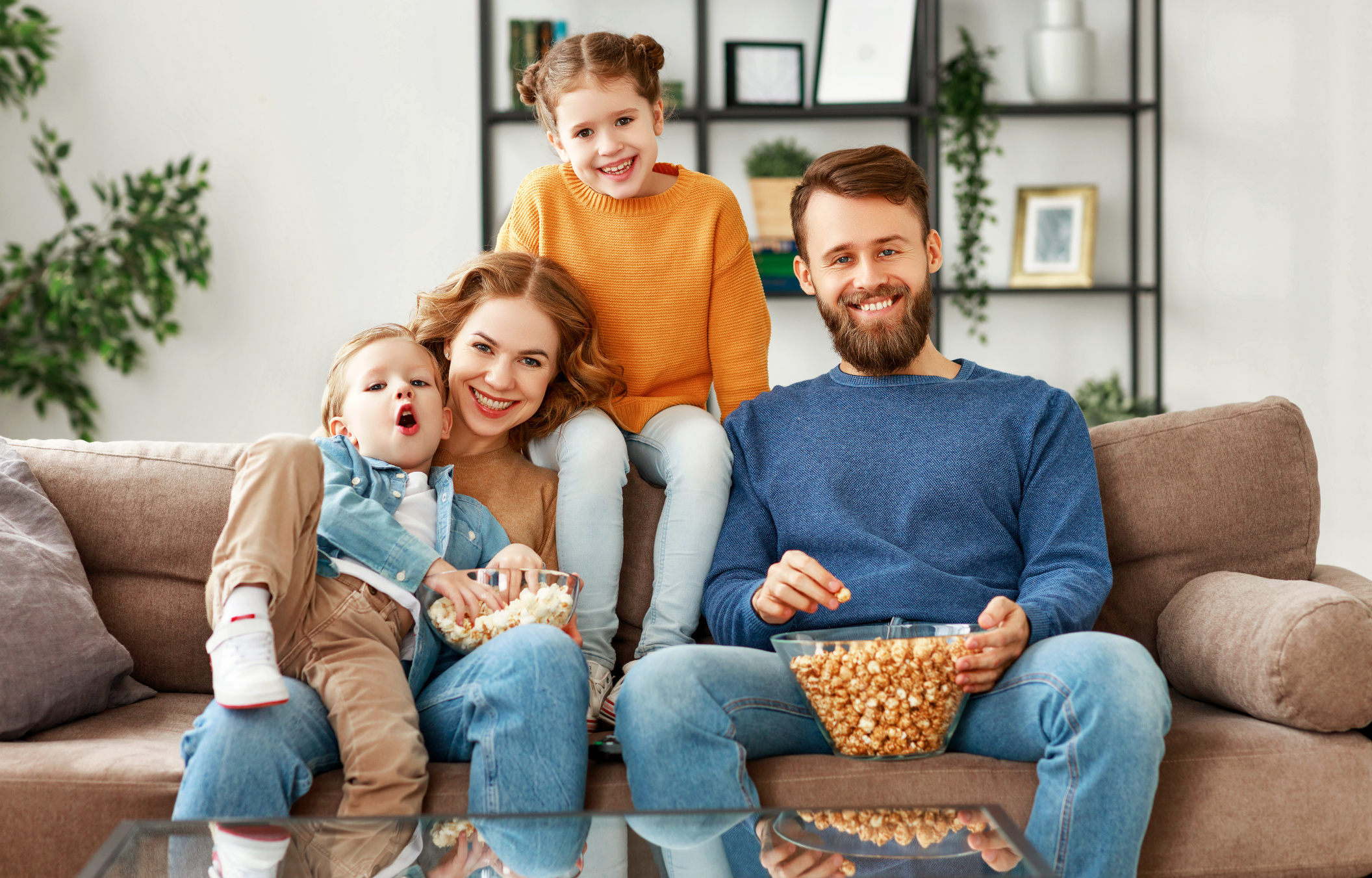 Familie lacht in Kamera