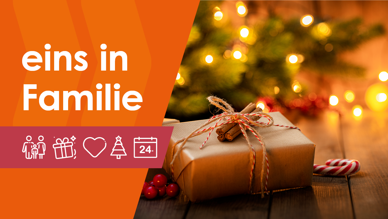 eins in Familie: Paket liegt vor Weihnachtsbaum