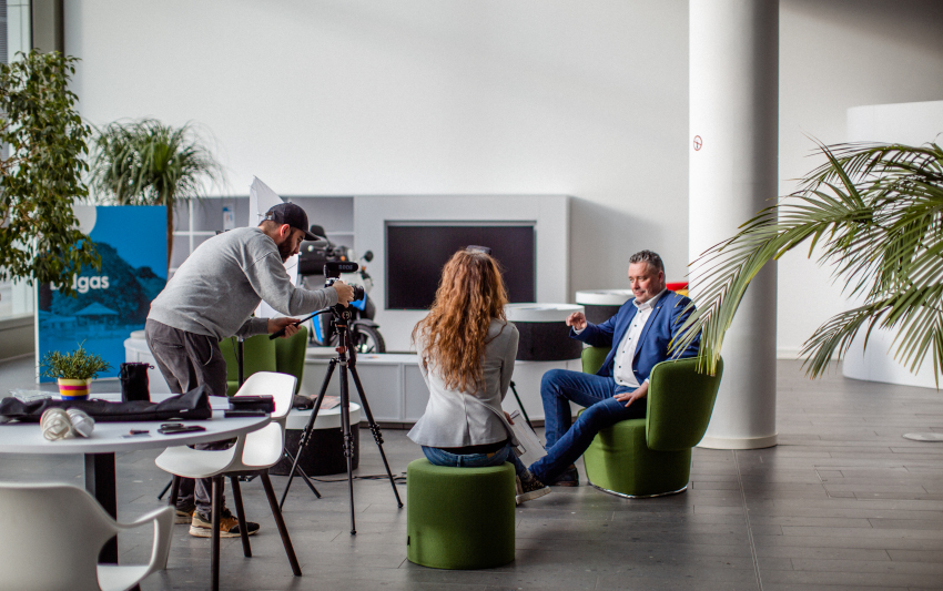 Jens Fiedler beim Interview in der Lobby des eins-Gebäudes