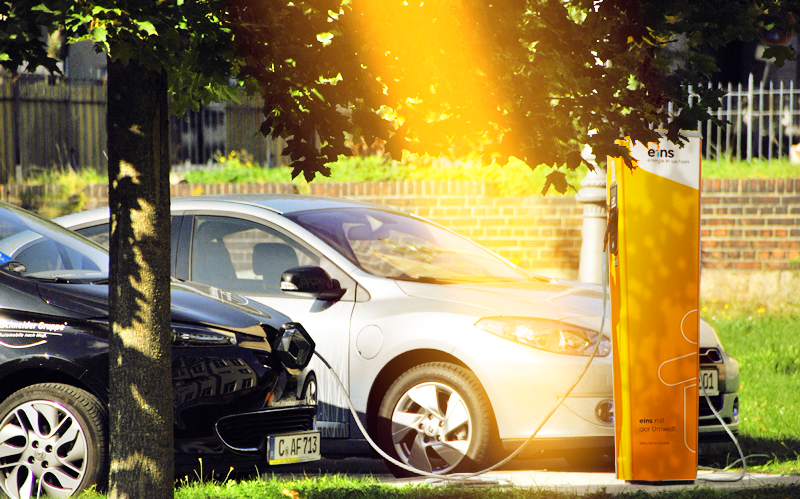 zwei Autos vor Ladesäule, tanken Strom