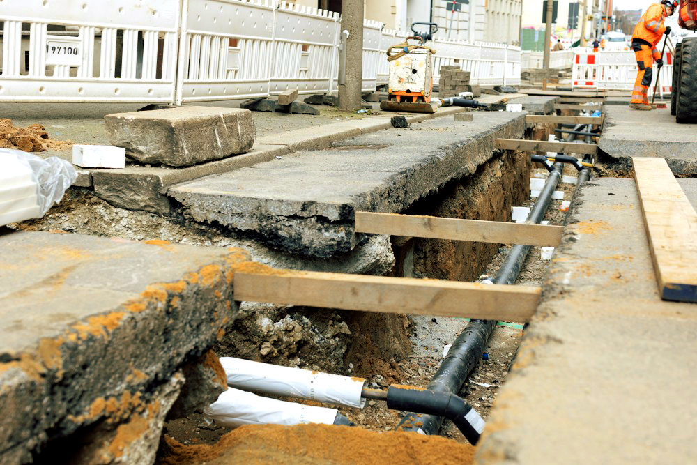 Verlegen von Fernwärme mittels Kabelschacht auf einer eins-Baustelle