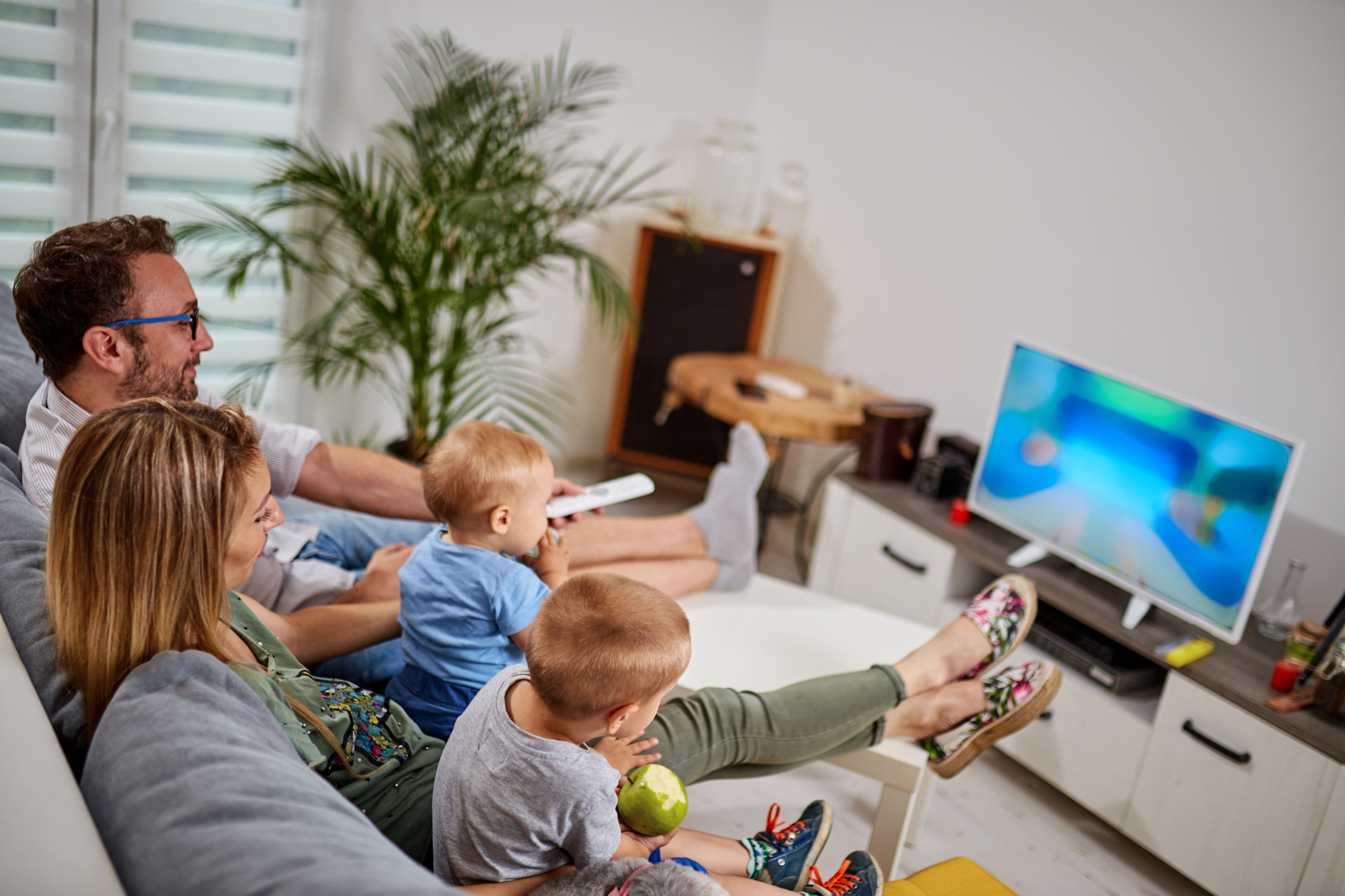 Familie sieht zusammen fern