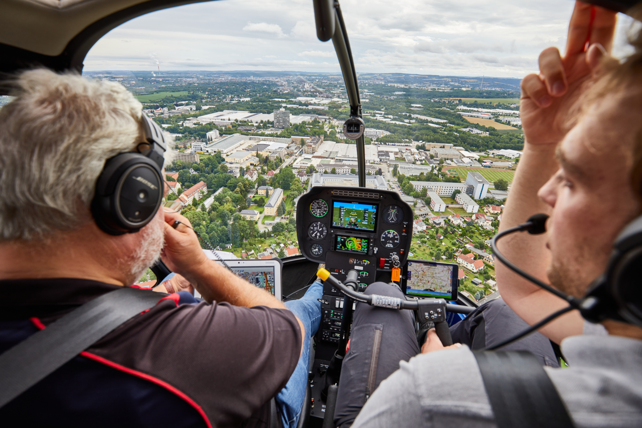 Piloten im Cockpit eines Helikopters