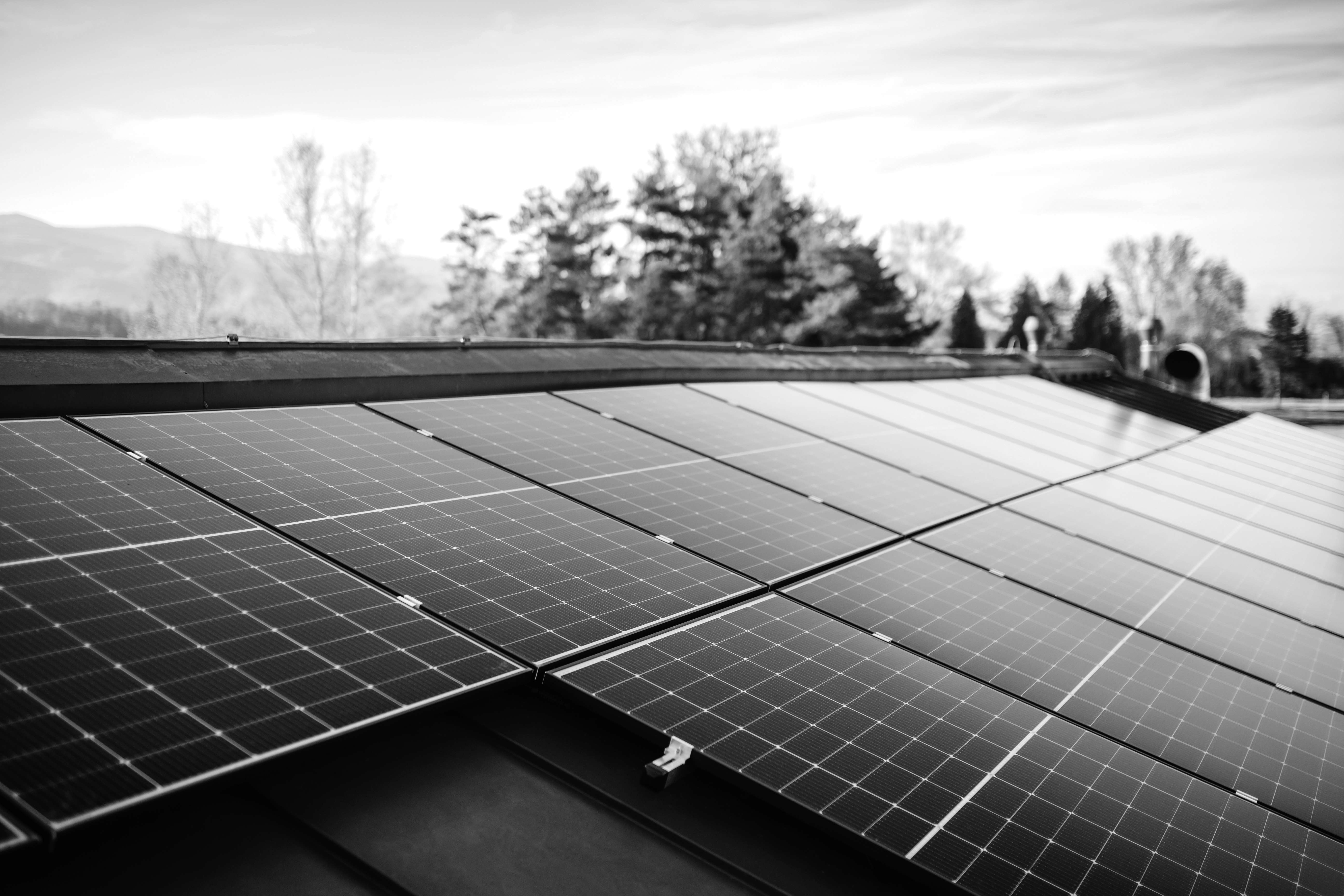 Gebäudedach mit Solarpanel