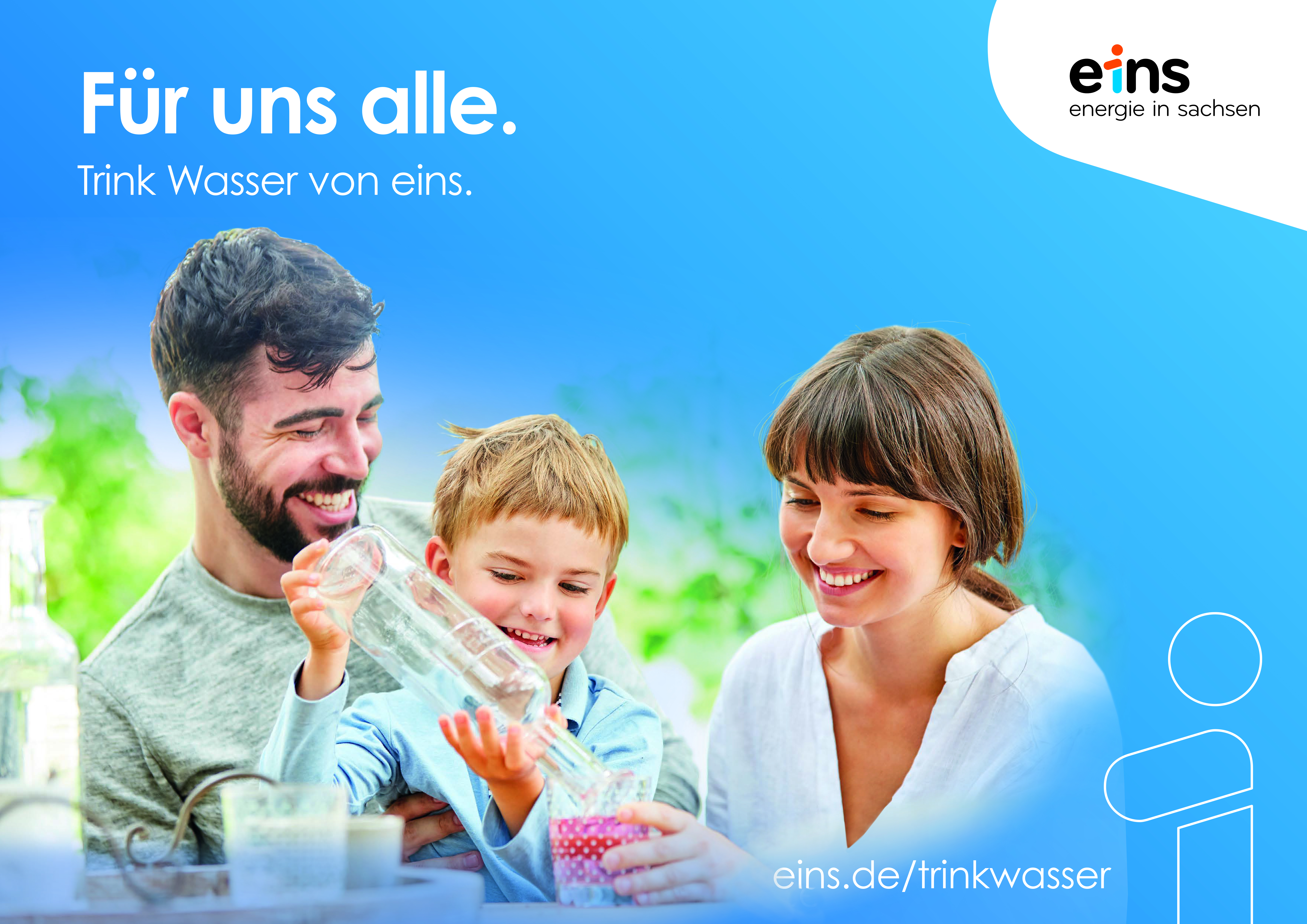 Eine Familie (Vater, Mutter, Kind) die gemeinsam Wasser trinken. Für uns alle. Trink Wasser von eins.