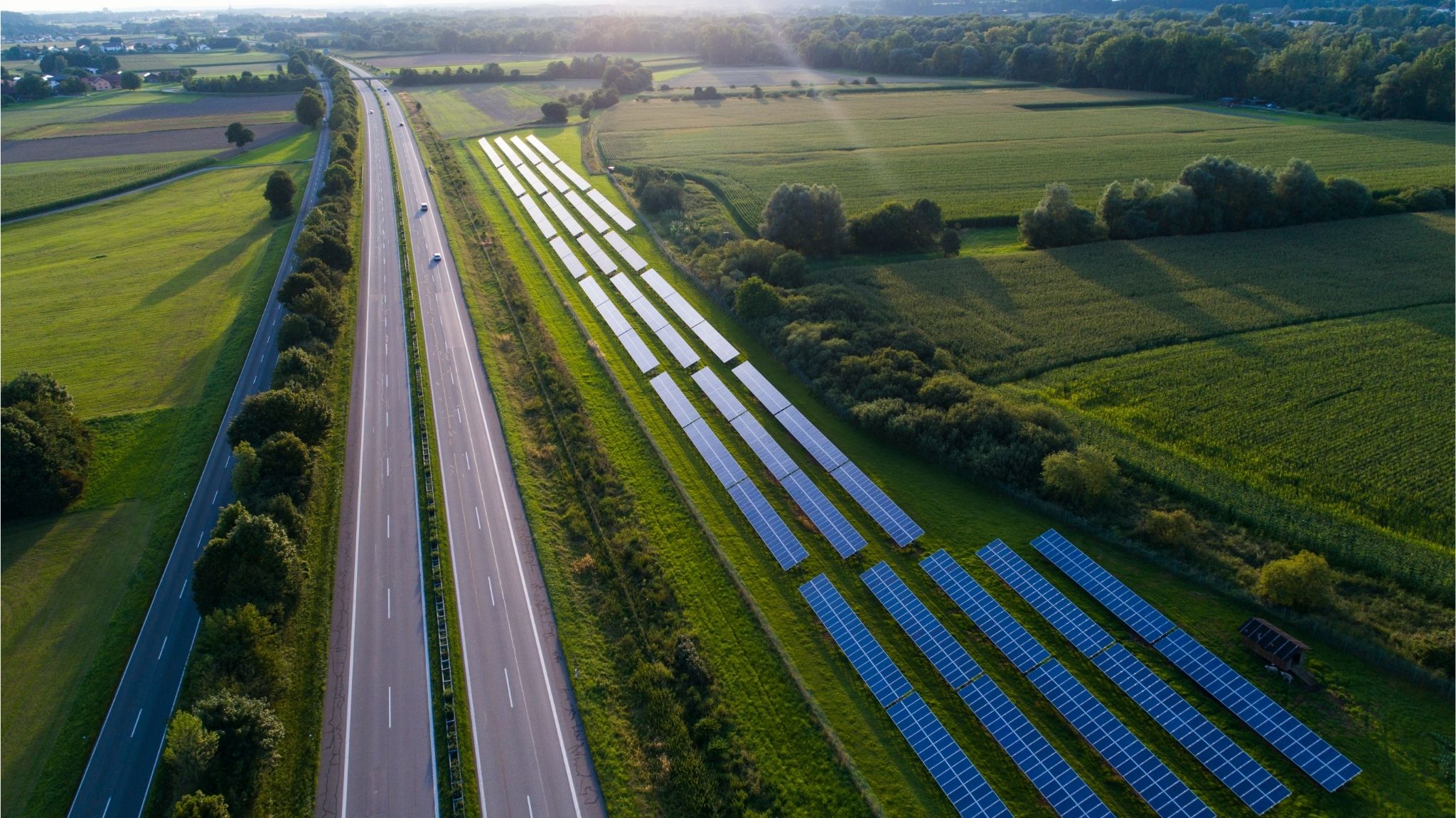 Solarflächen neben einer Autobahn.